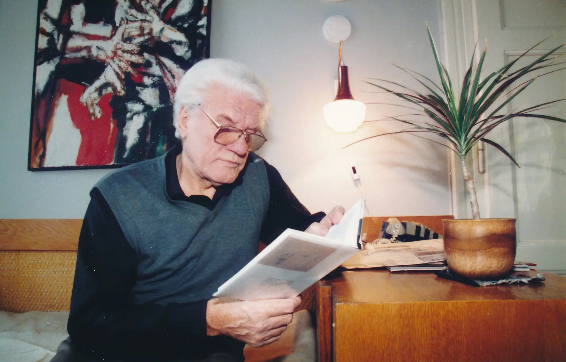 Jaroslav Moučka si čte.