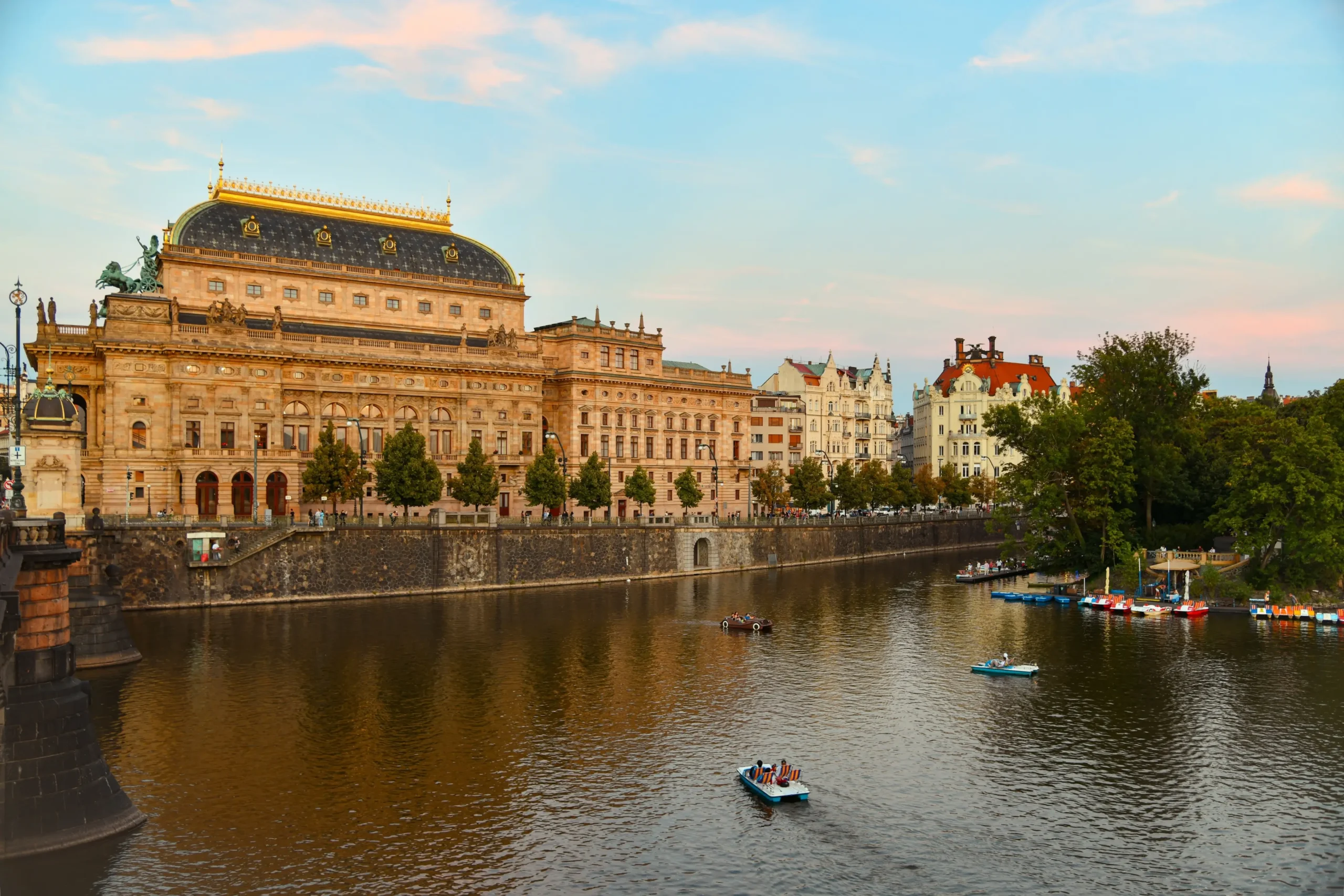 shutterstock_2506673249-2-2 | TVGURU.cz Národní divadlo v Praze