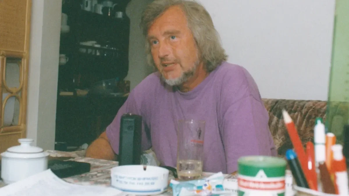 Komik Jiří Wimmer ve fialovém tričku