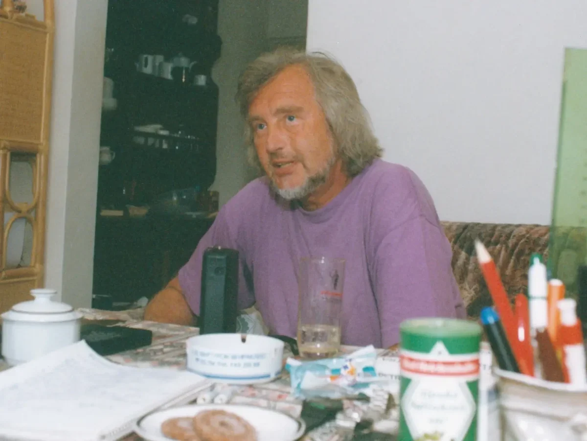 Komik Jiří Wimmer ve fialovém tričku