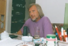 Komik Jiří Wimmer ve fialovém tričku