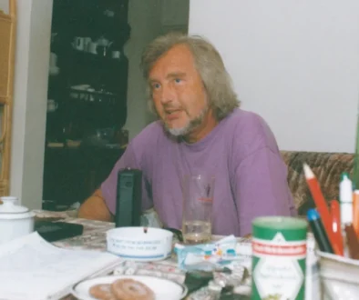 Komik Jiří Wimmer ve fialovém tričku