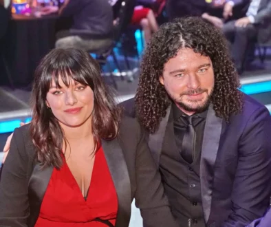 Těhotná Ewa Farna sedí vedle manžela.