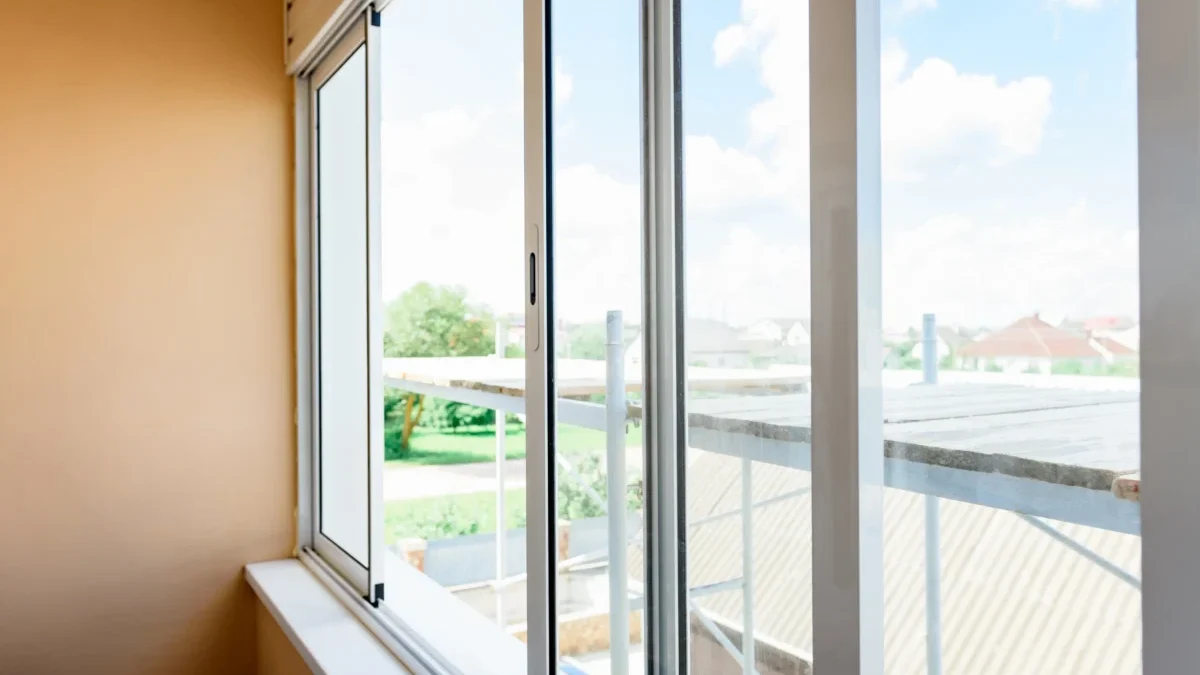 Otevřené okno směřující na balkon