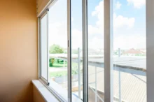 Otevřené okno směřující na balkon