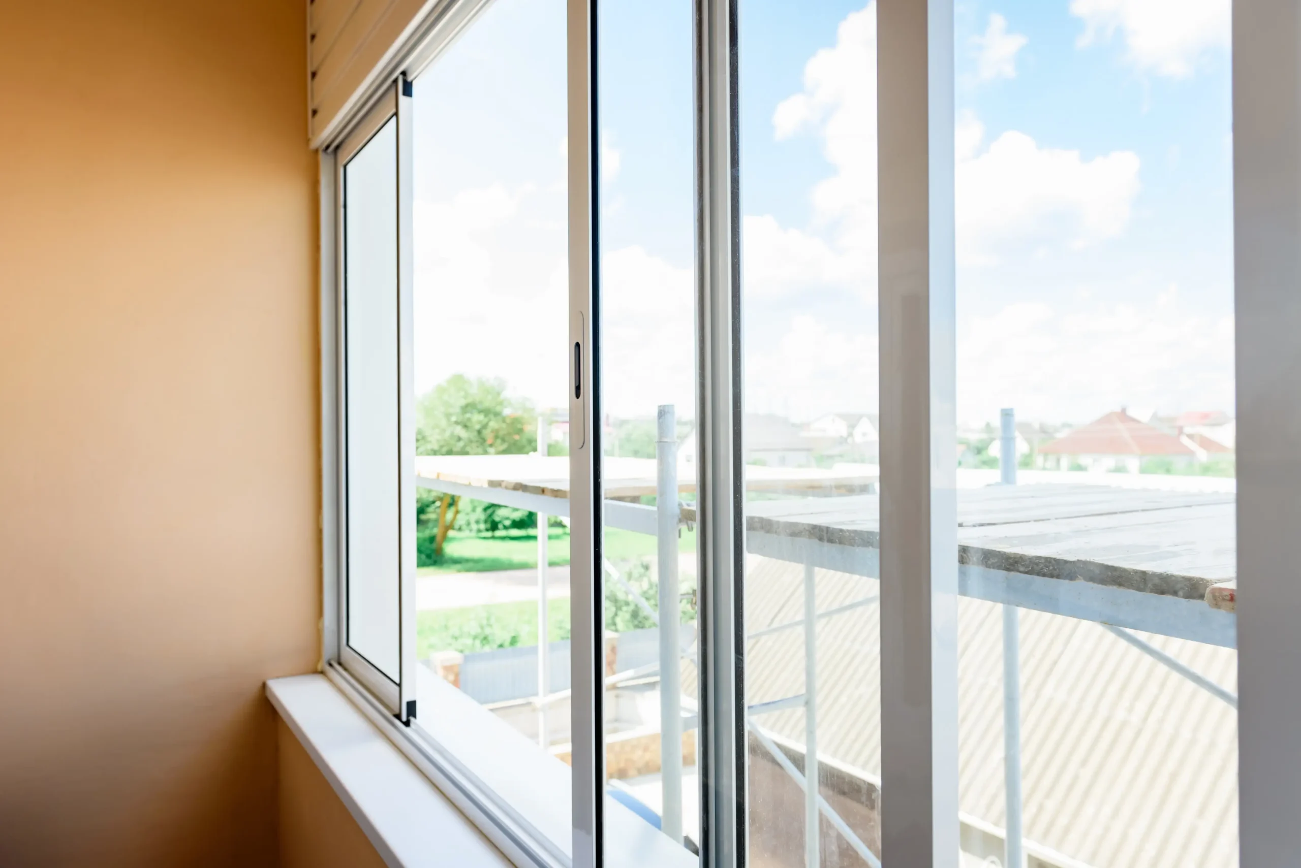 Otevřené okno směřující na balkon