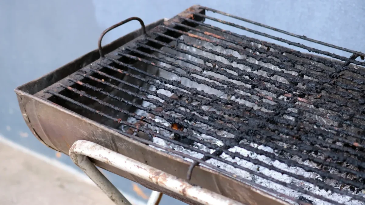 Špinavý rošt na grilu