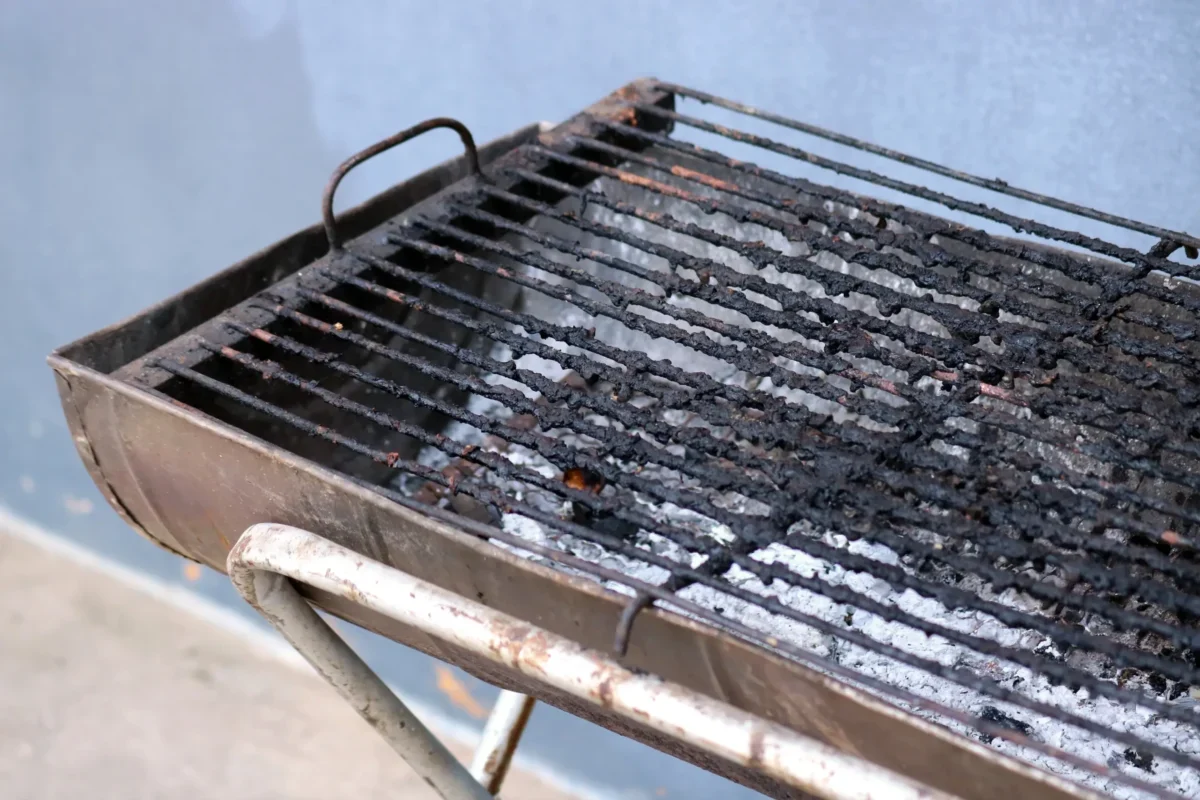 Špinavý rošt na grilu