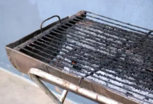 Špinavý rošt na grilu