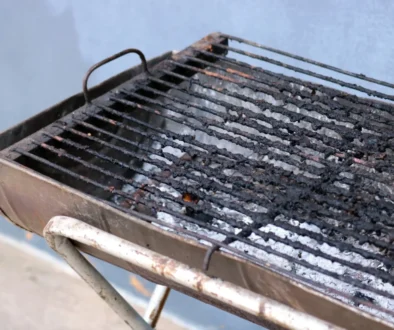 Špinavý rošt na grilu