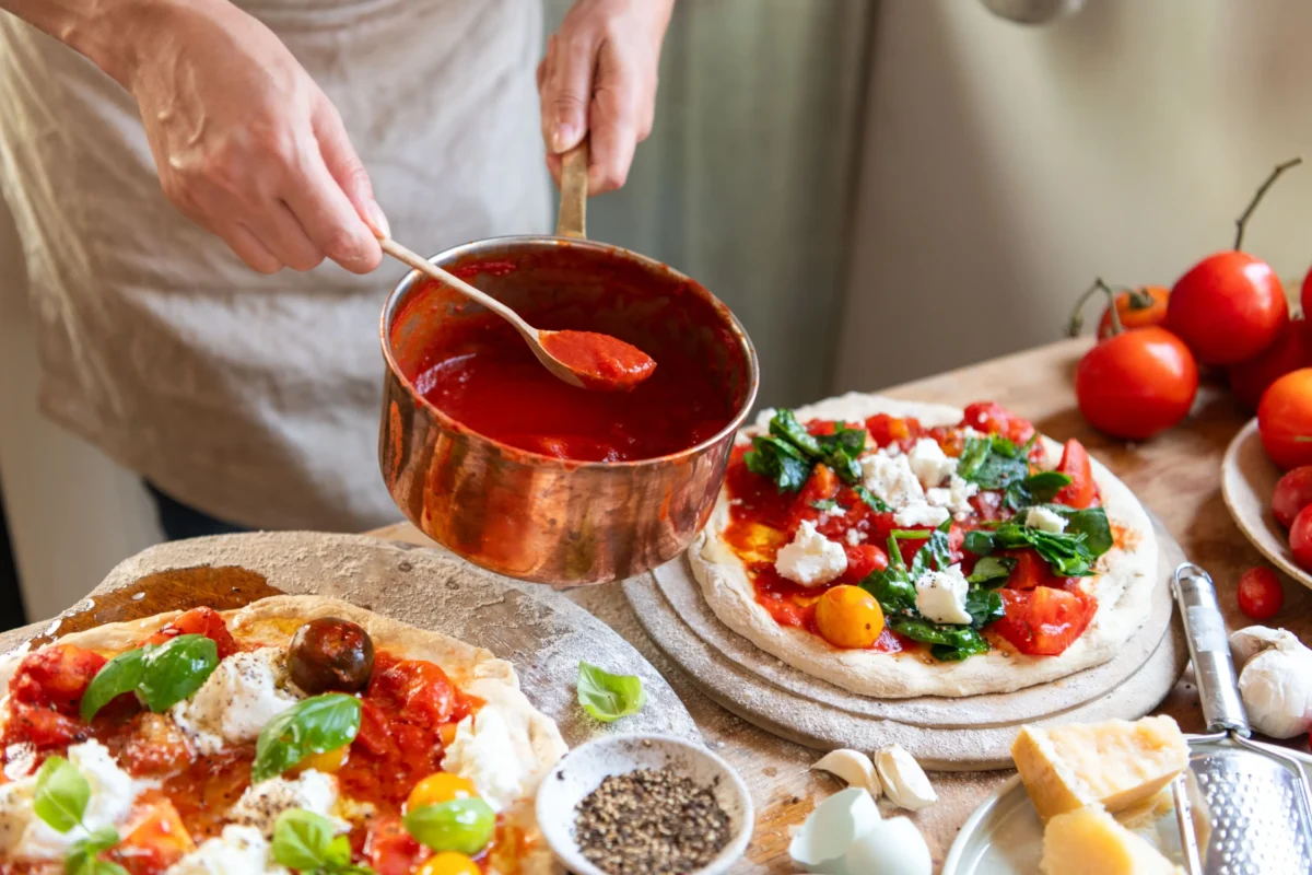 Ne každý z herců si natáčení v Itálii užíval. Některé děsilo i jídlo. Zdroj: Shutterstock | TVGURU.cz Italské jídlo polévané červenou omáčkou.