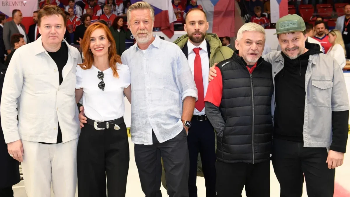 Herci z Lajny stojí vedle sebe.