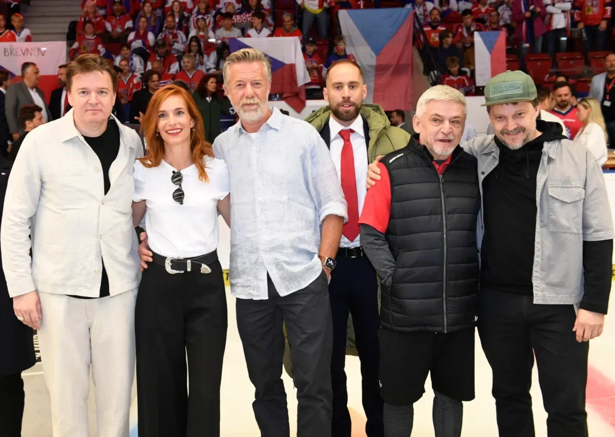 Herci z Lajny stojí vedle sebe.