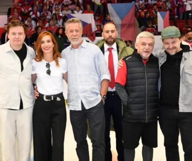 Herci z Lajny stojí vedle sebe.