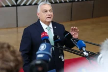 Maďarský politik mluví do mikrofonu.