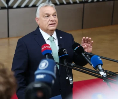 Maďarský politik mluví do mikrofonu.