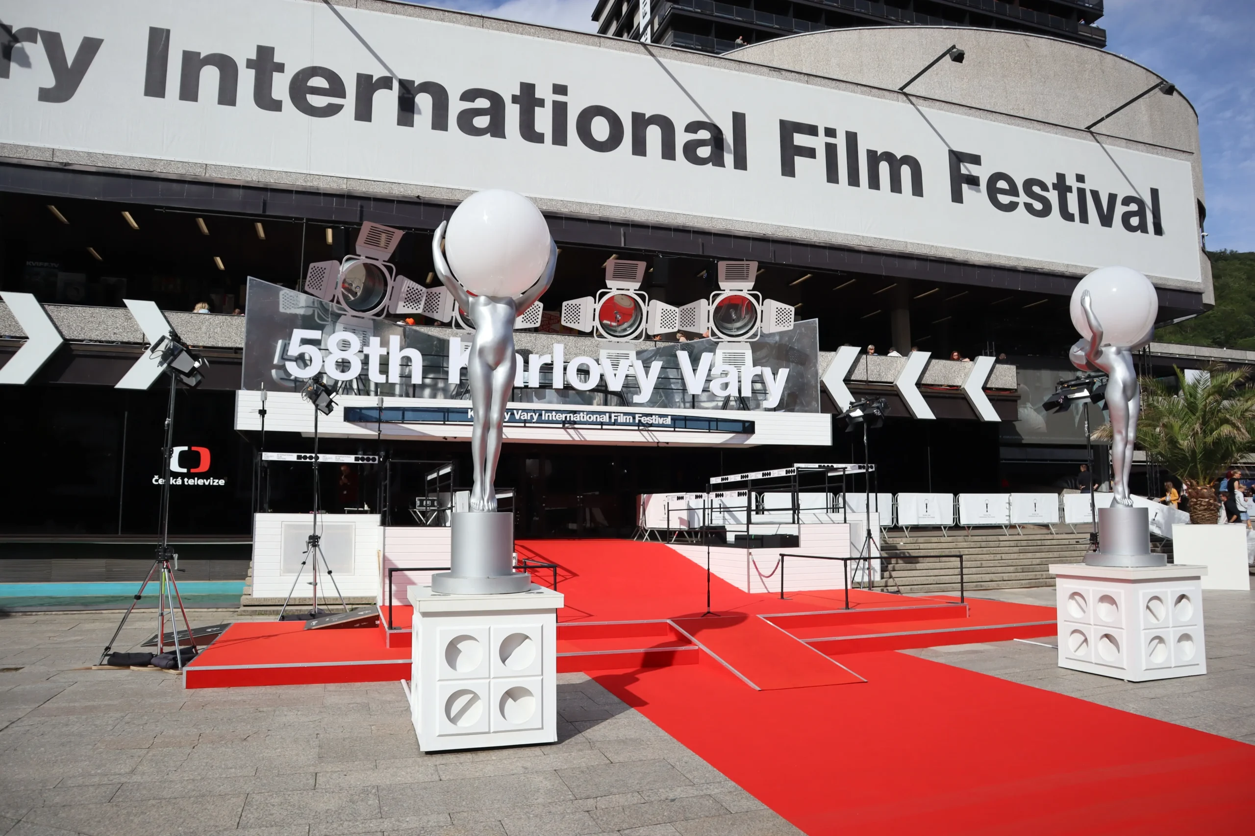 shutterstock_2485594171 | TVGURU.cz Karlovarský filmový festival