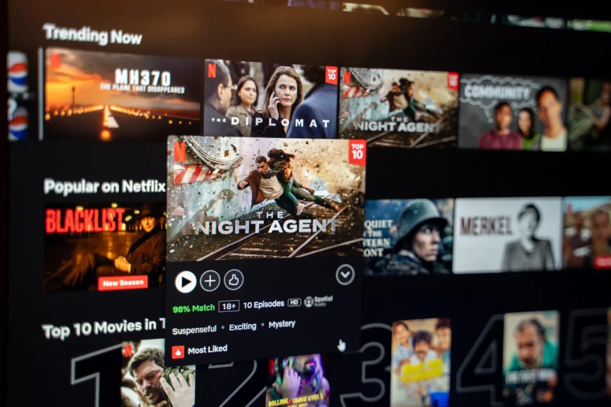 Diváci mají na výběr z tisíce pořadů i filmů. Zdroj: Shuttterstock | TVGURU.cz Výběr pořadů na Netflixu