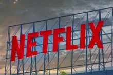 Název Netflix na budově