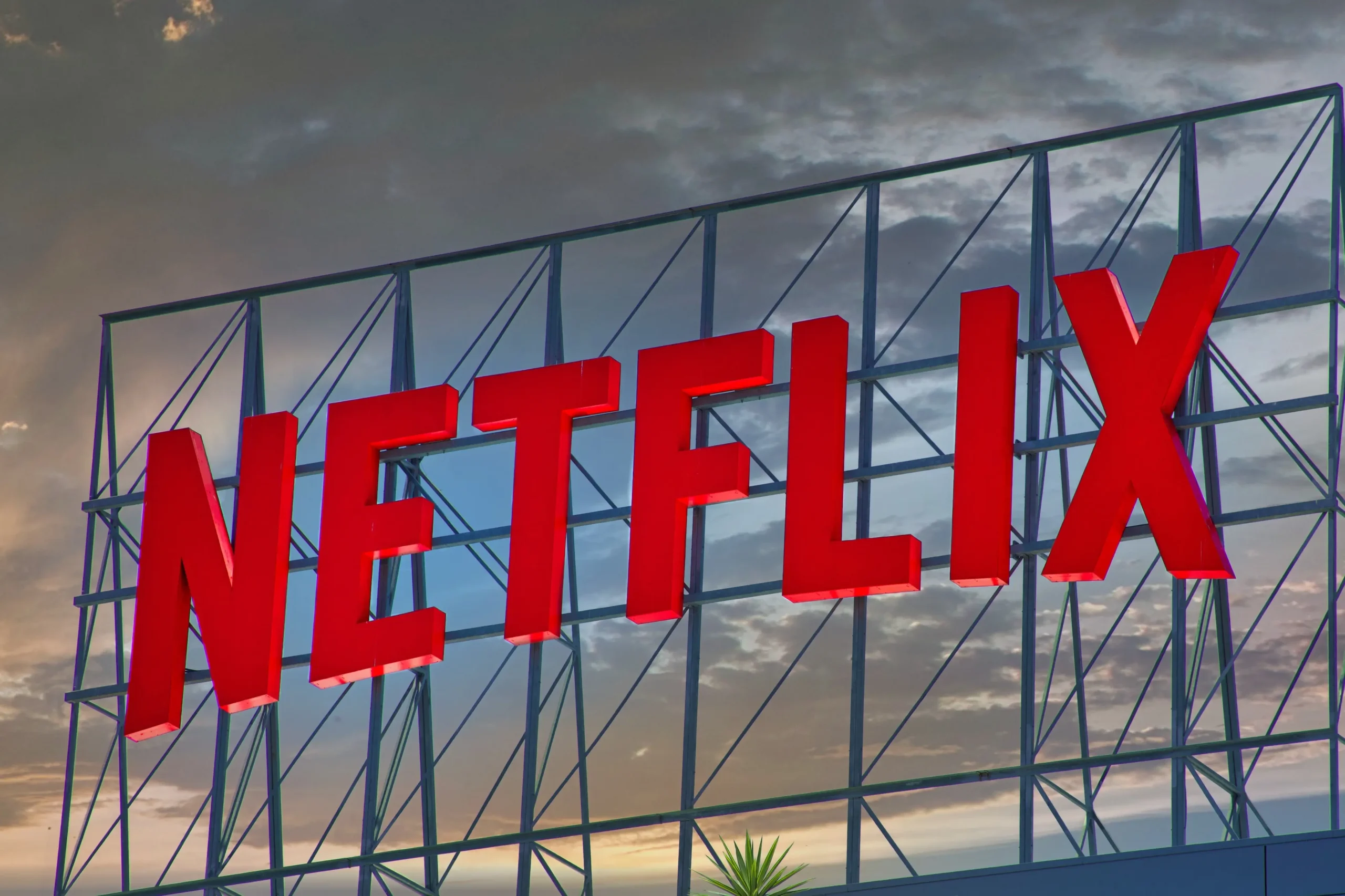 Název Netflix na budově