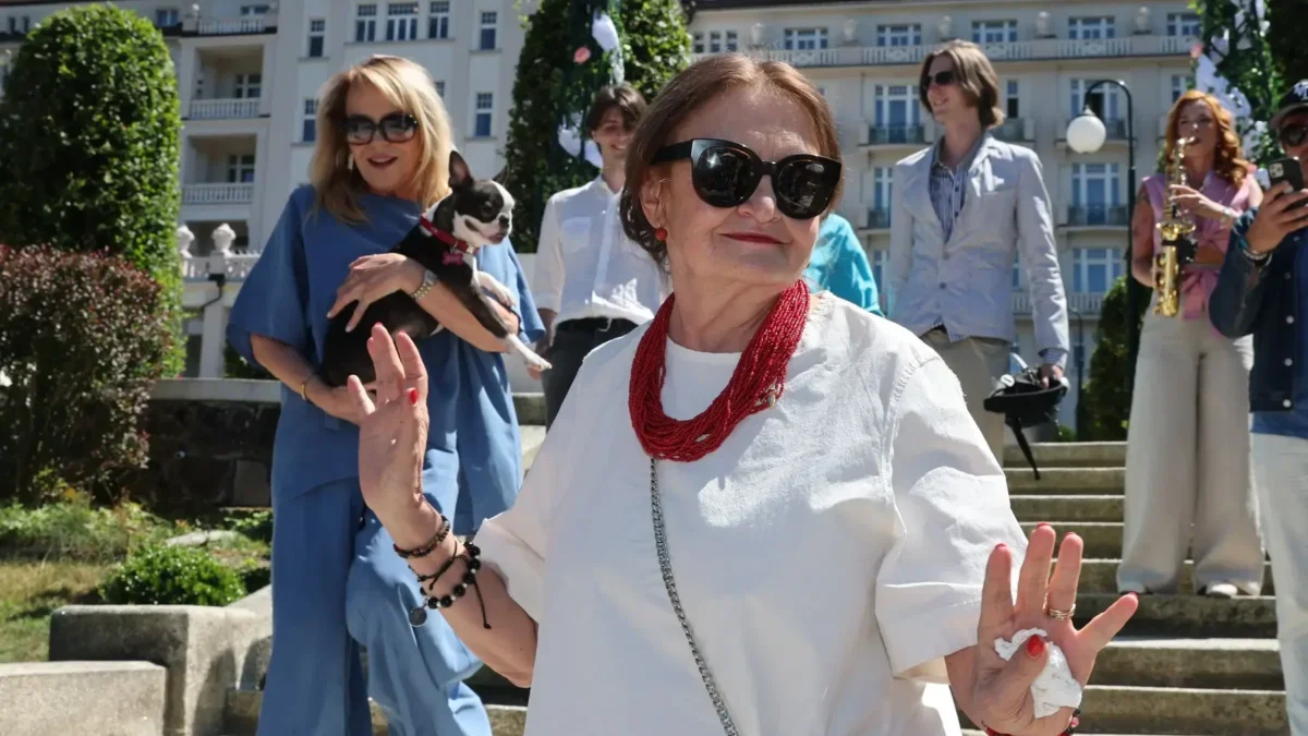 Eva Holubová schází ze schodů.