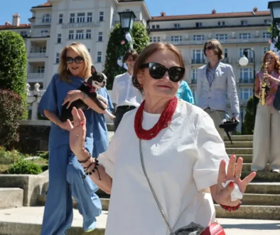 Eva Holubová schází ze schodů.