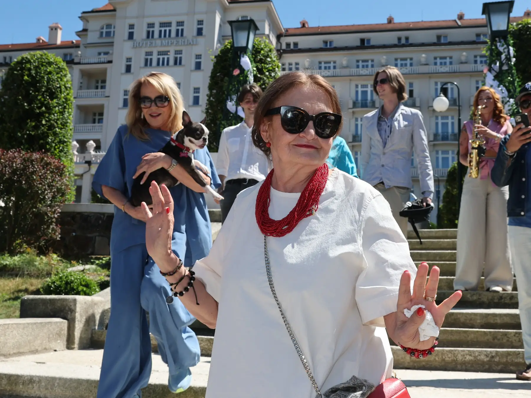 Eva Holubová schází ze schodů.