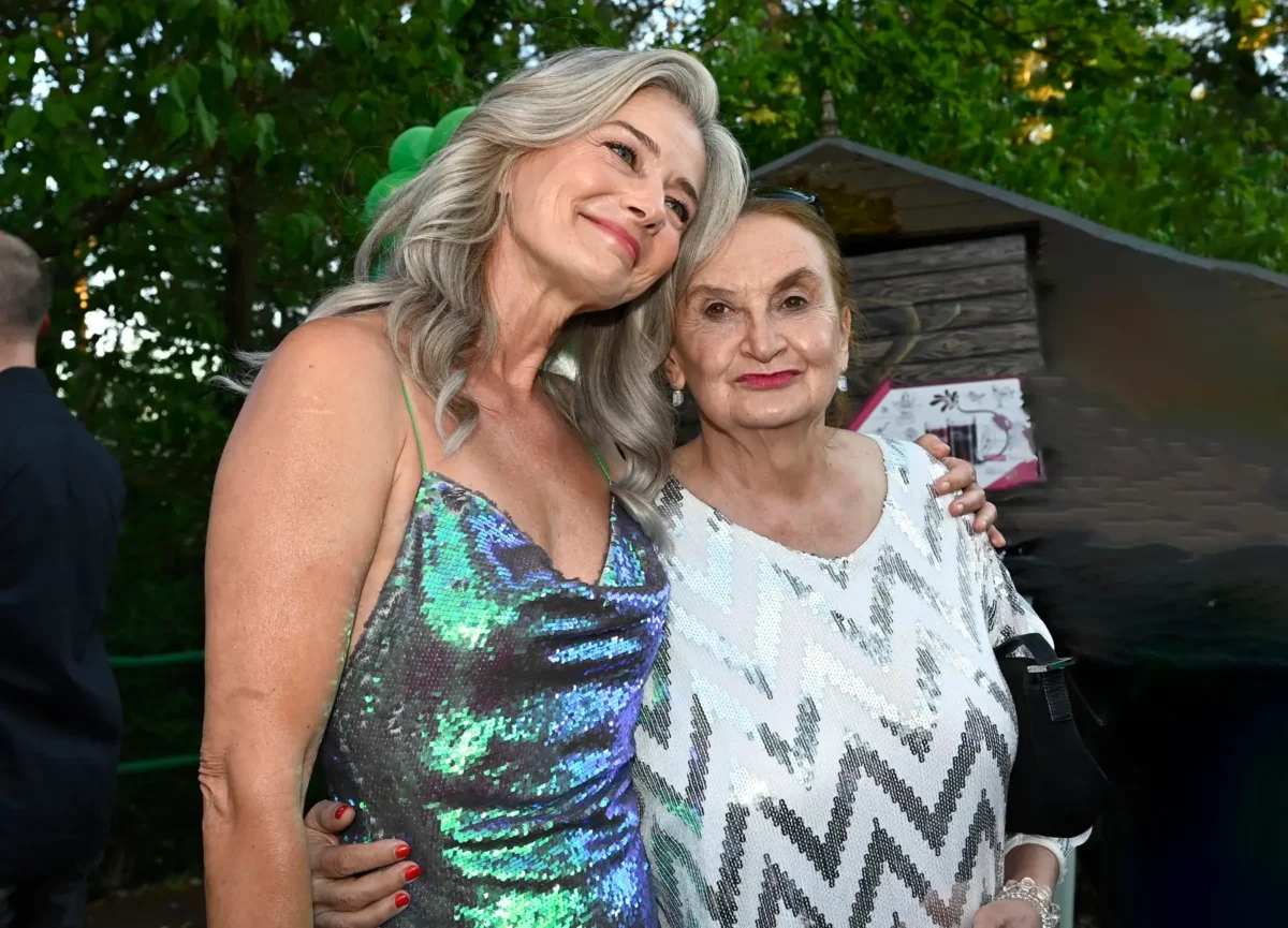 Pavlína Pořízková a Eva Holubová se objímají.