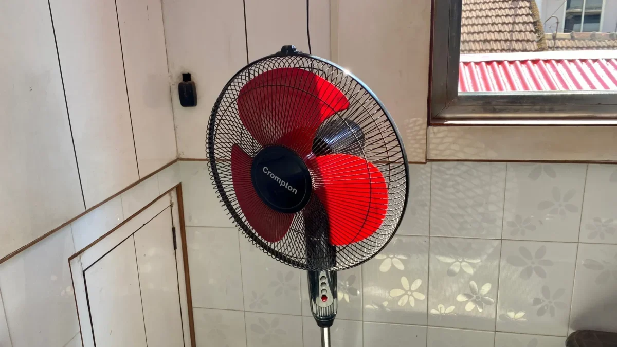 V rohu místnosti stojí větrák.