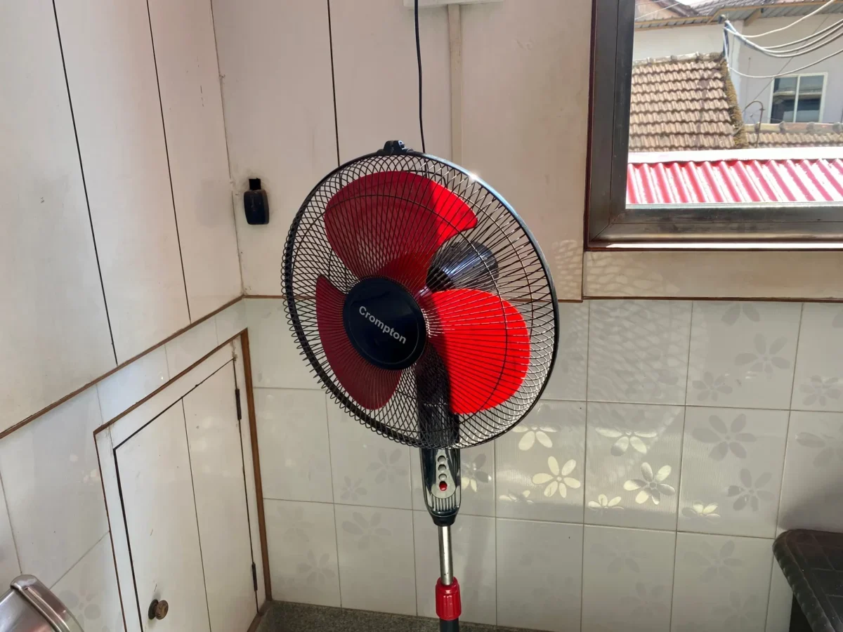 V rohu místnosti stojí větrák.