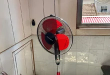 V rohu místnosti stojí větrák.