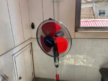 V rohu místnosti stojí větrák.