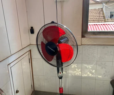 V rohu místnosti stojí větrák.