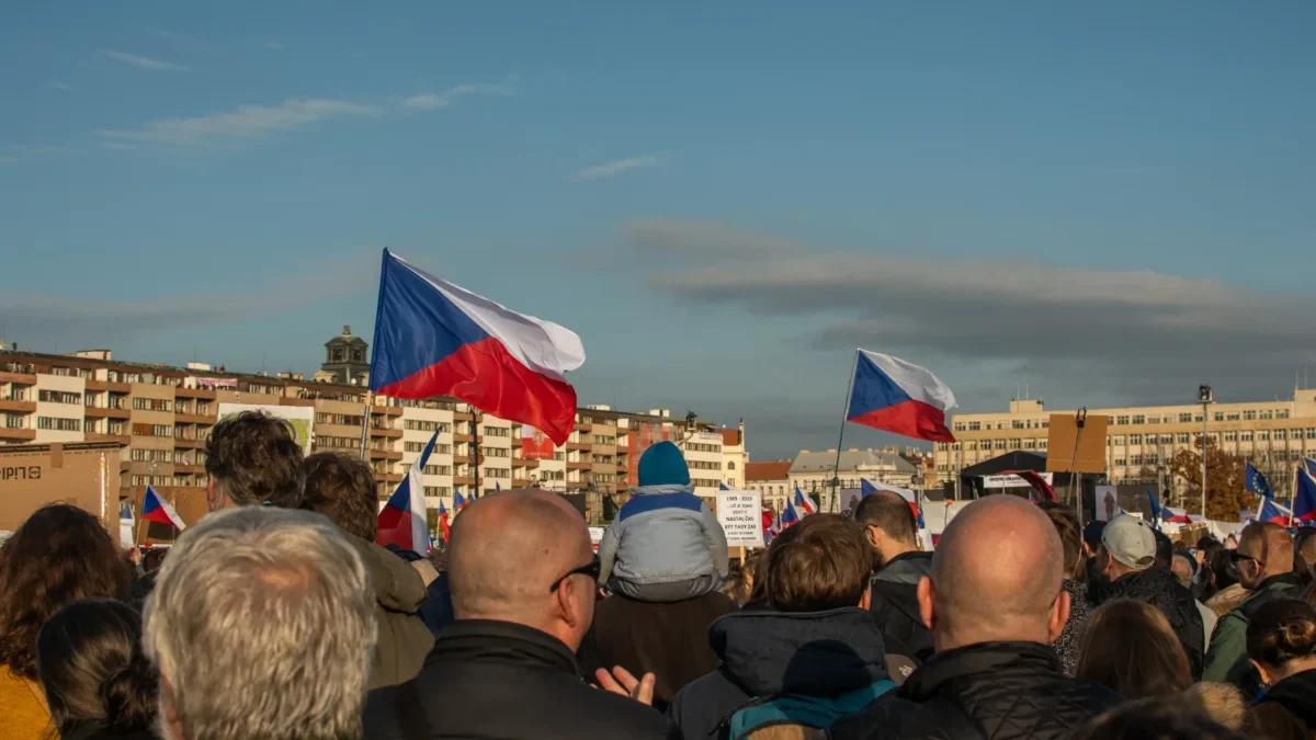 Lidé s českými vlajkami