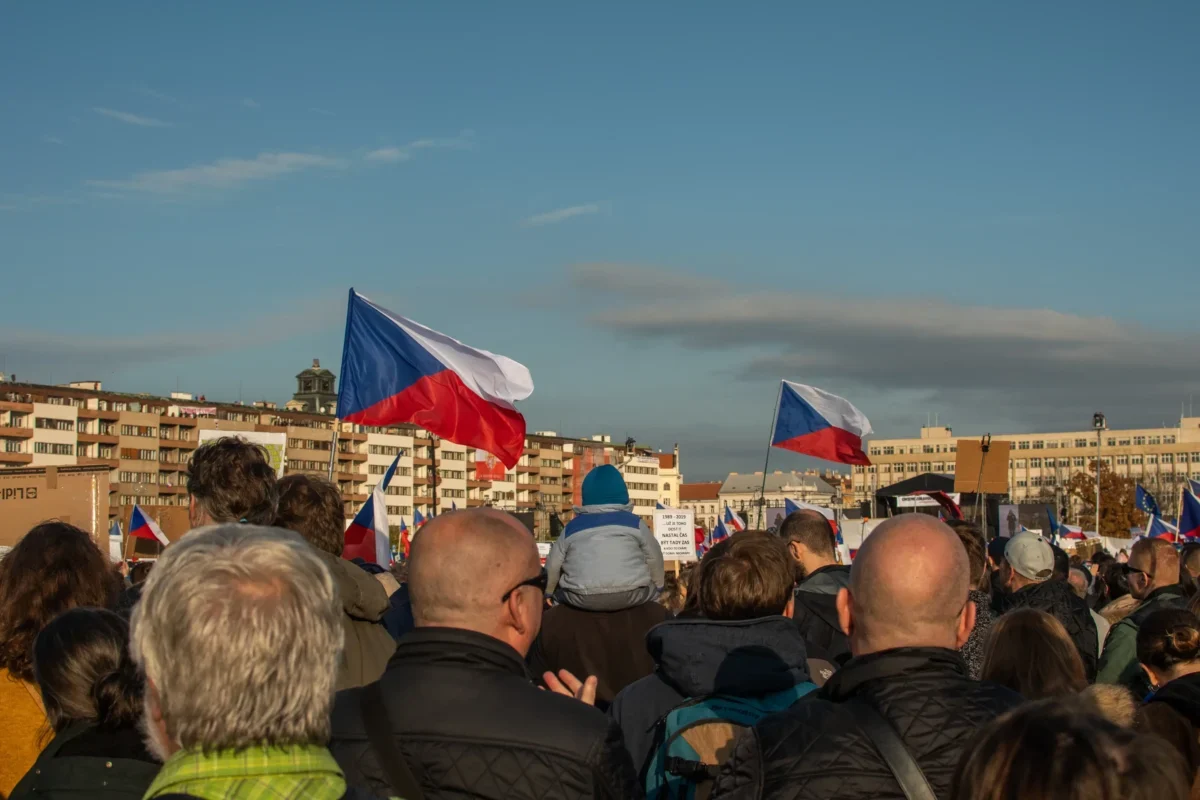 Lidé s českými vlajkami