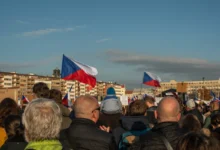 Lidé s českými vlajkami