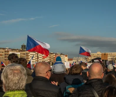 Lidé s českými vlajkami