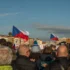 Lidé s českými vlajkami