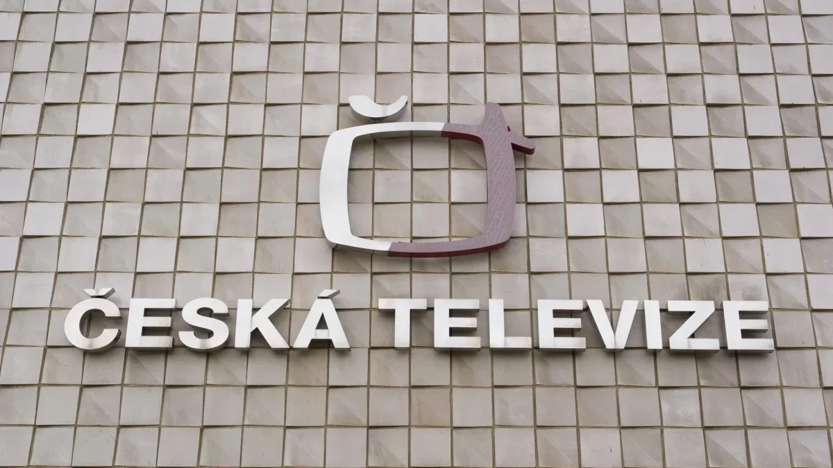 logo České televize na stěně