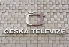 logo České televize na stěně