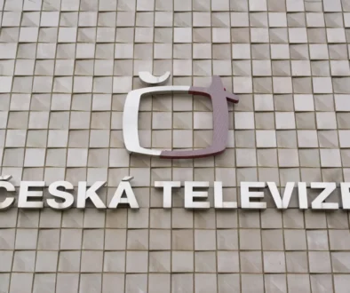 logo České televize na stěně