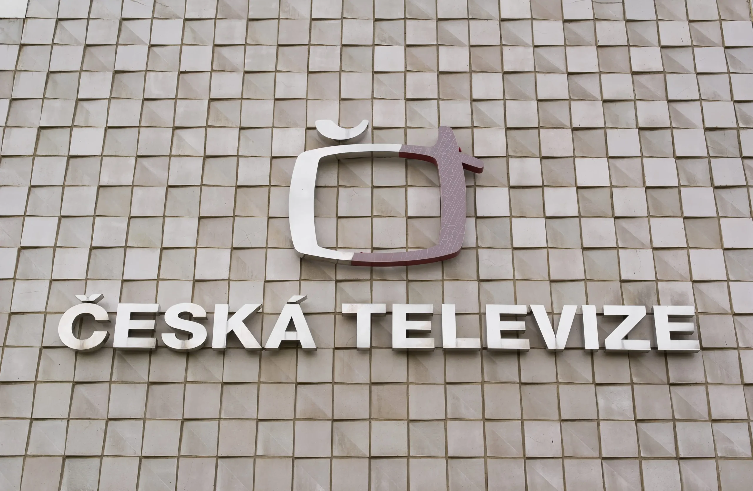 logo České televize na stěně