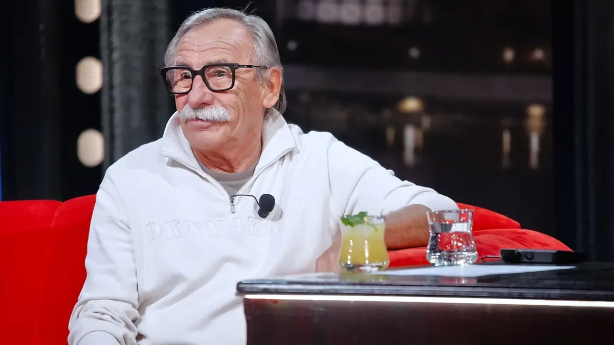 Čmaňa přiznává, že mu peníze z důchodu zatím stačí, rozhodně ale nejde o závratnou částku. Zdroj: Profimedia | TVGURU.cz Pavel Zedníček sedí na červeném gauči.