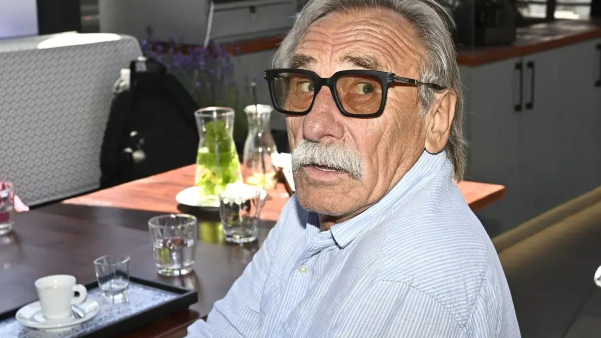 Herec Pavel Zedníček v brýlích