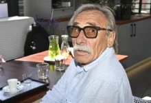 Herec Pavel Zedníček v brýlích