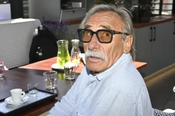 Herec Pavel Zedníček v brýlích