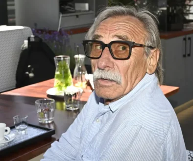 Herec Pavel Zedníček v brýlích