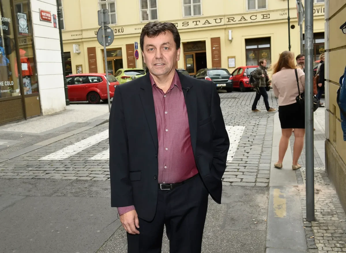 Gustav Bubník stojí na silnici.