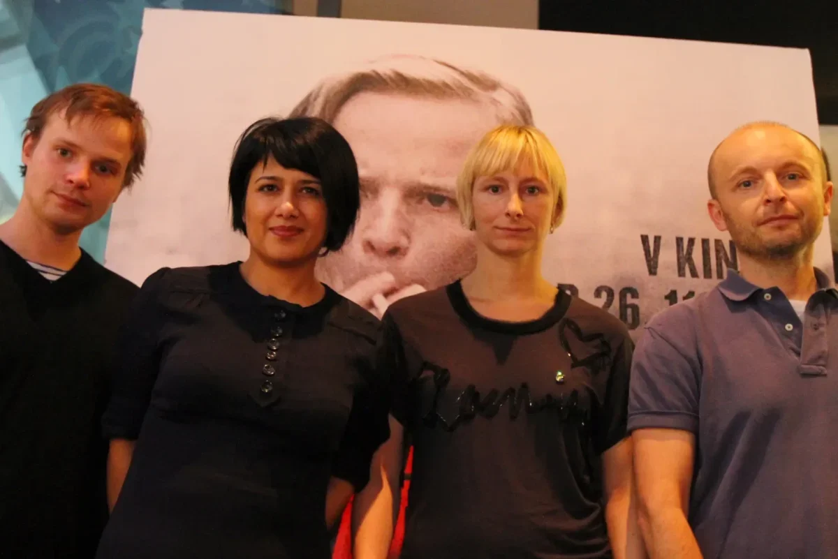 Lidé stojí u reklamy na 3 sezóny v pekle