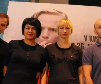 Lidé stojí u reklamy na 3 sezóny v pekle